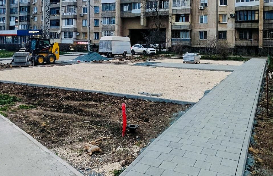 В Евпатории проводят благоустройство дворов