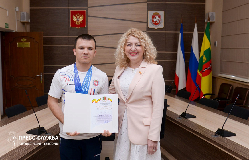 Галина Герасимова поздравила призеров соревнований по спортивному метанию ножа