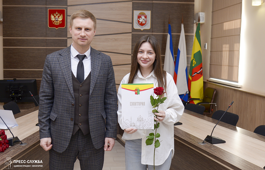 В Евпатории наградили участников конкурса на лучшее новогоднее оформление фасадов и витрин