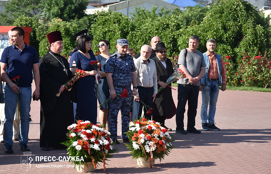 В День памяти и скорби в Евпатории возложили цветы к Вечному огню