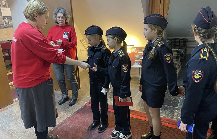 В Евпатории полицейские организовали для кадетского класса посещение театра и фотовыставки, приуроченных ко Дню защитника Отечества