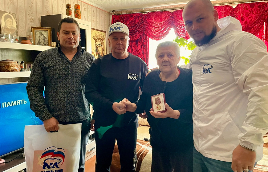 Депутаты Евпаторийского городского совета вручают медали «80 лет Победы в Великой Отечественной войне»  ветеранам и труженикам тыла