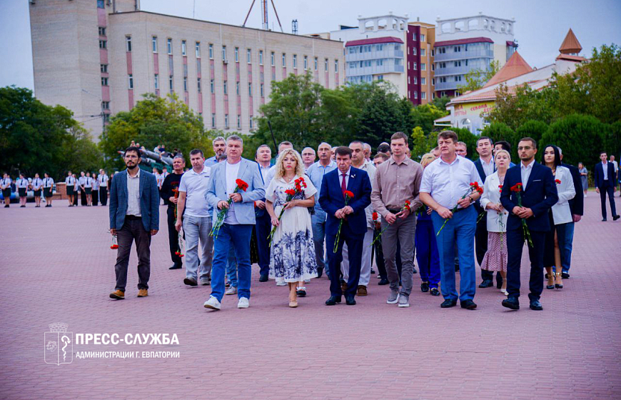 В Евпатории развернули самое большое в мире Знамя Победы
