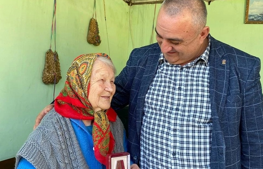 Депутаты Евпаторийского городского совета вручают медали «80 лет Победы в Великой Отечественной войне»  ветеранам и труженикам тыла