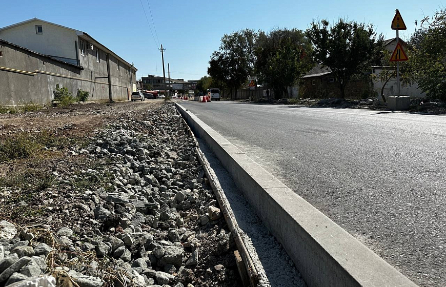 В Евпатории капремонт улицы Черноморское шоссе идет без отставания 