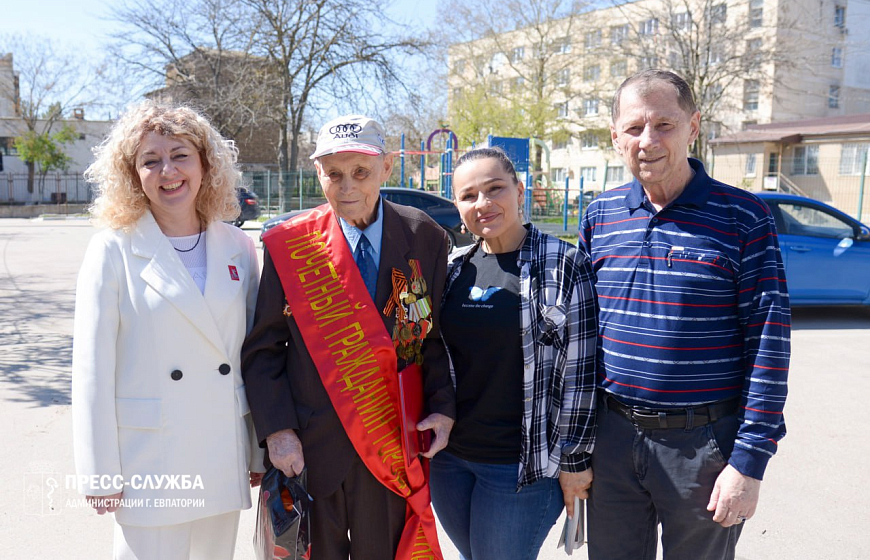 Галина Герасимова вручила нагрудные знаки «Почетный гражданин города Евпатории» ветеранам