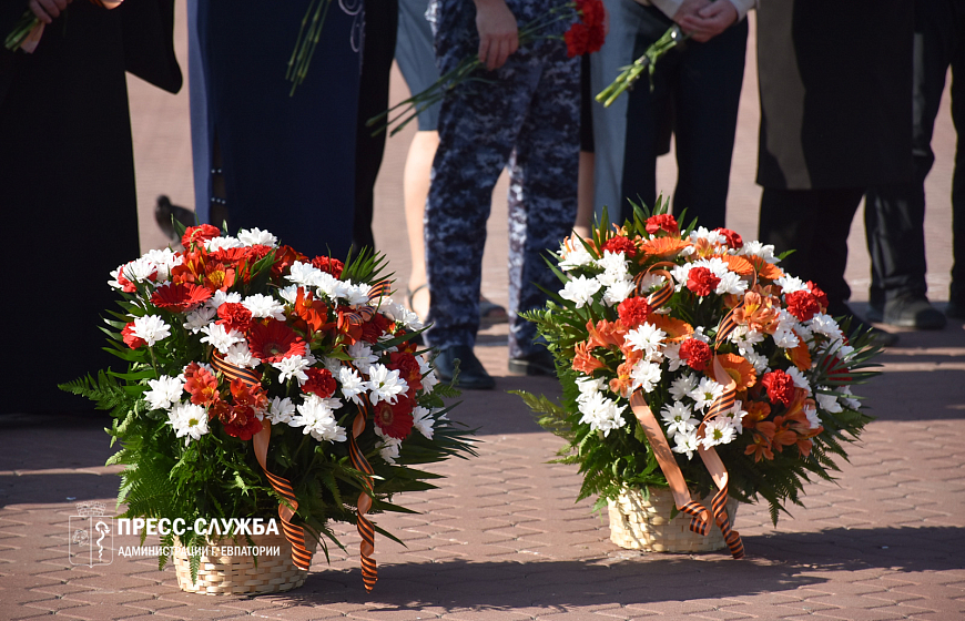 В День памяти и скорби в Евпатории возложили цветы к Вечному огню