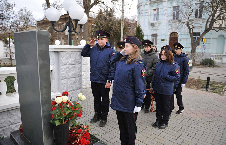 В Евпатории полицейские и кадеты традиционно почтили память погибших при высадке Евпаторийского десанта