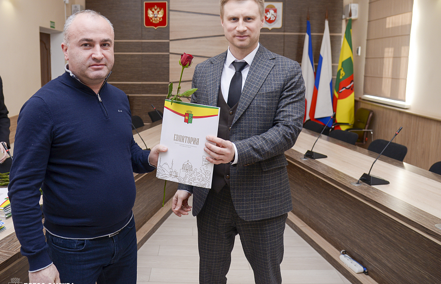 В Евпатории наградили участников конкурса на лучшее новогоднее оформление фасадов и витрин