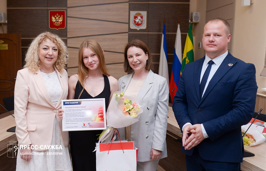 Трем выпускницам евпаторийских школ вручили сертификаты на поездку в Санкт-Петербург на праздник «Алые паруса». Ежегодно Банк Россия приглашает лучших выпускников посетить это грандиозное мероприятие