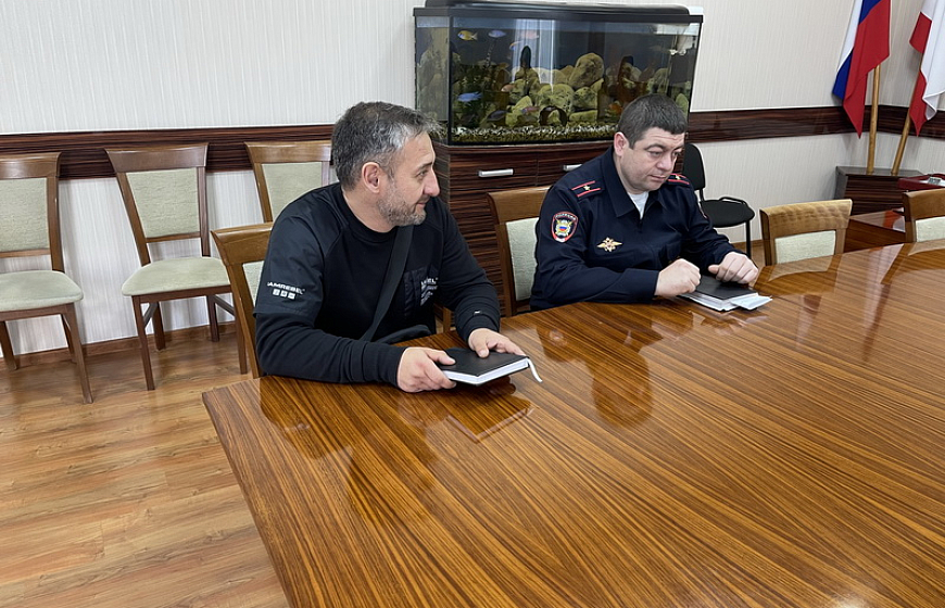 В Евпатории начальник отдела полиции поблагодарил общественников за помощь в обеспечении правопорядка в городе