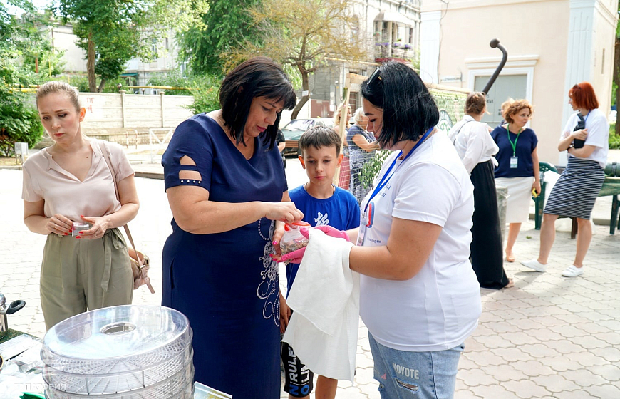 Волонтеры Евпатории показали образцы продукции для участников СВО