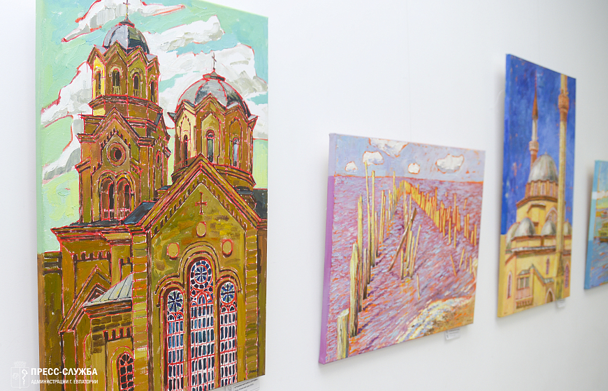 В Евпатории открылась выставка картин о природе Крыма