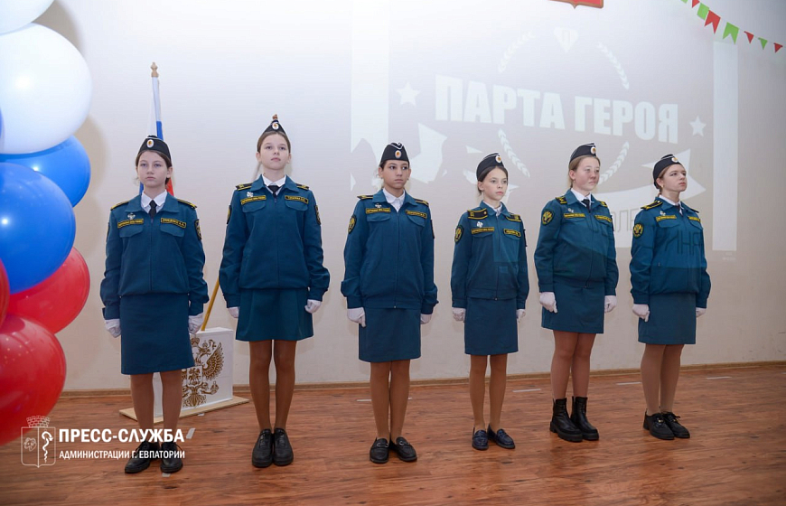В школе №14 торжественно открыли «Парты Героев»