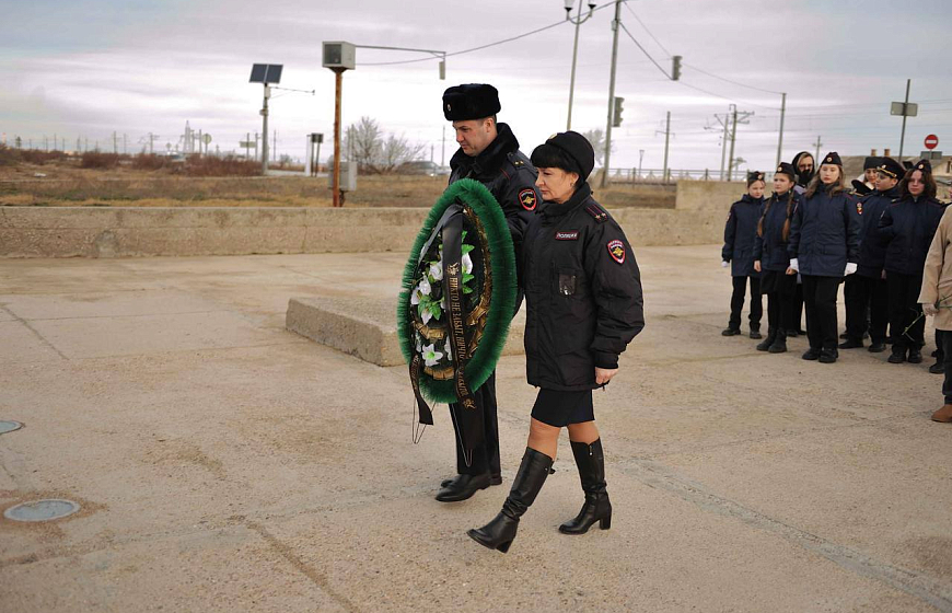 В Евпатории полицейские и кадеты традиционно почтили память погибших при высадке Евпаторийского десанта