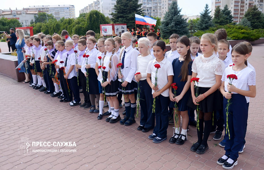 Евпаторийские школьники заступили на «Вахту памяти»