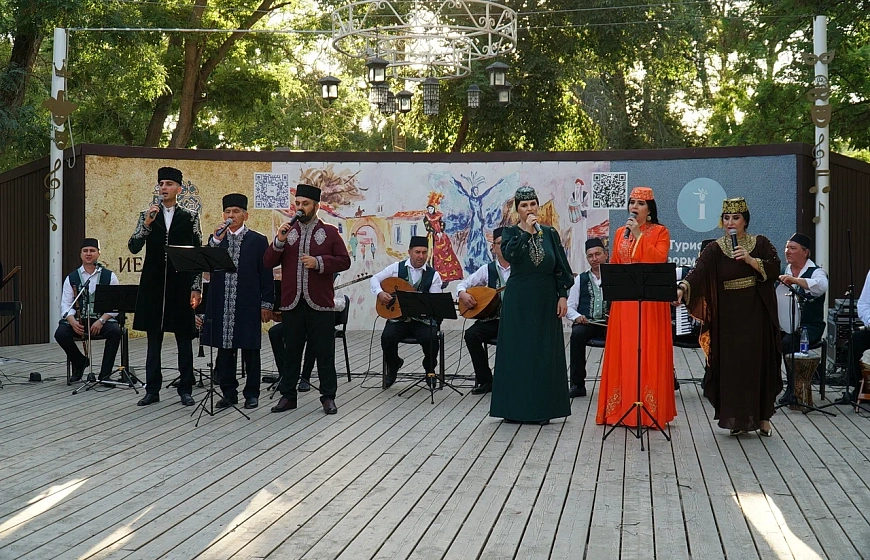 В Евпатории проходит ежегодный фестиваль «Гезлев къапусы»