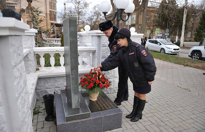 В Евпатории полицейские и кадеты традиционно почтили память погибших при высадке Евпаторийского десанта