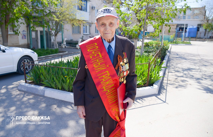 Галина Герасимова вручила нагрудные знаки «Почетный гражданин города Евпатории» ветеранам
