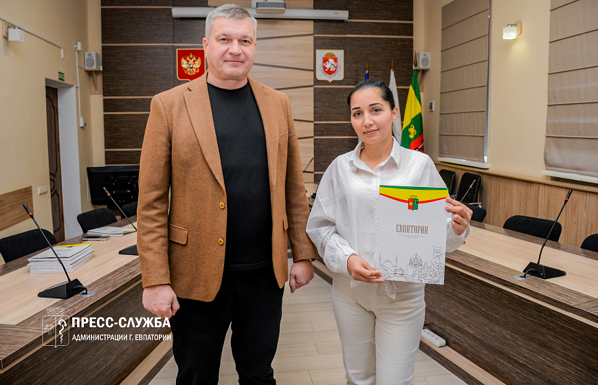 Жители Евпатории получили земельные участки и ключи от квартиры