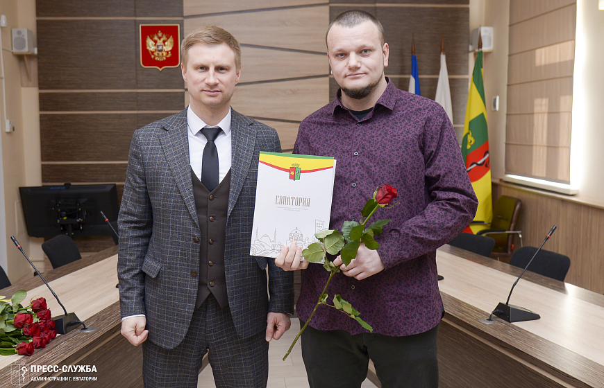 В Евпатории наградили участников конкурса на лучшее новогоднее оформление фасадов и витрин