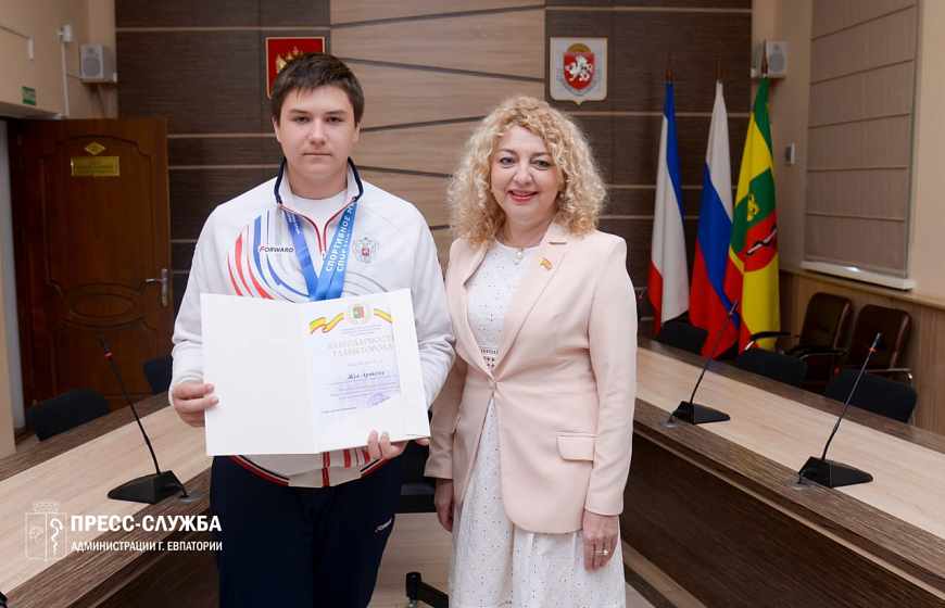 Галина Герасимова поздравила призеров соревнований по спортивному метанию ножа