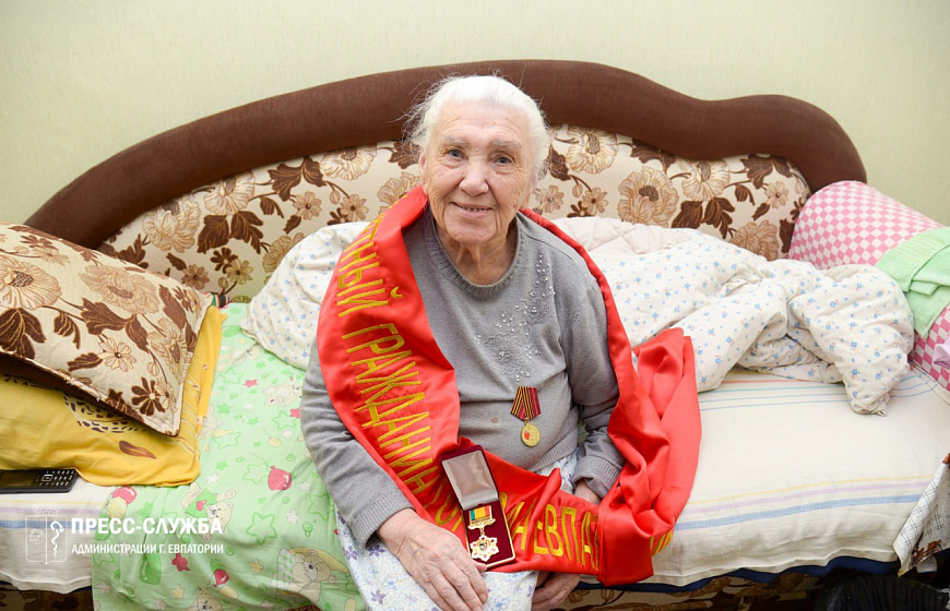 Галина Герасимова вручила нагрудные знаки «Почетный гражданин города Евпатории» ветеранам