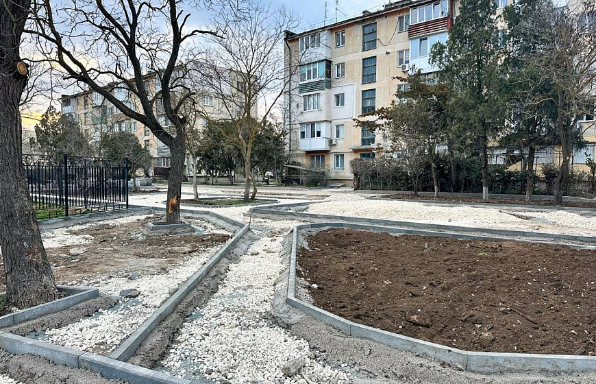 В Евпатории проводят благоустройство дворов