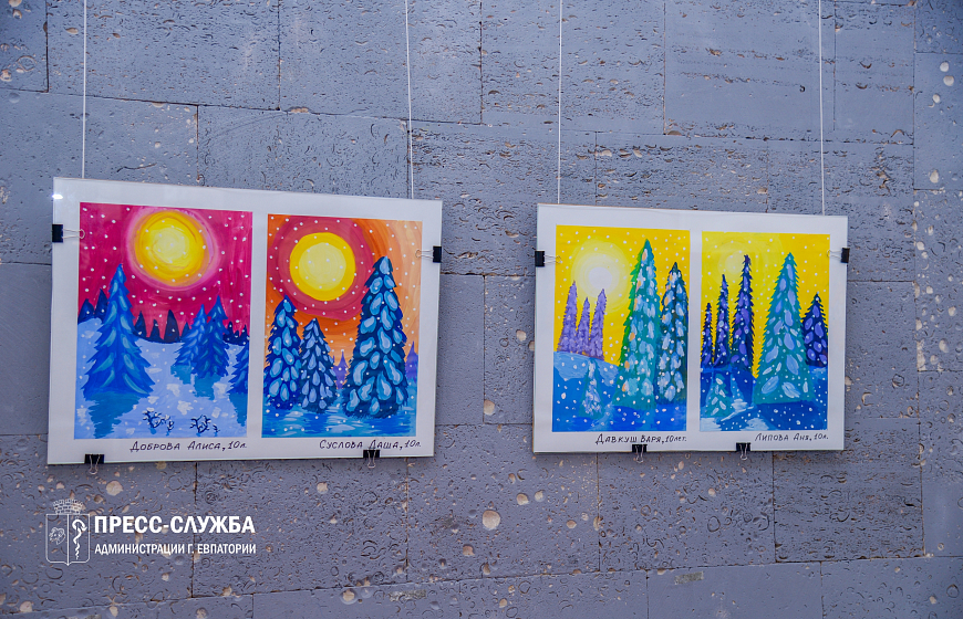 В Евпатории открылась выставка детских рисунков «В гостях у Деда Мороза»