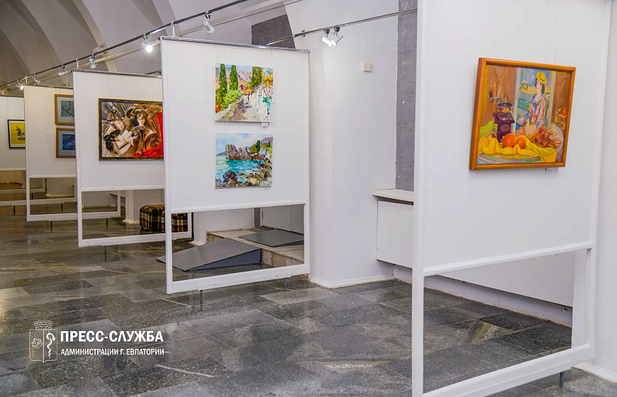 В Евпатории проходит выставка евпаторийских художников