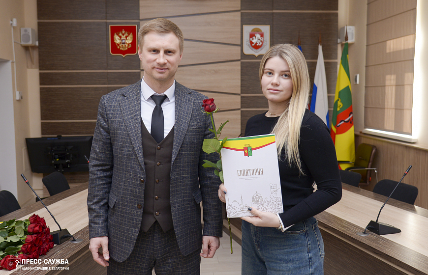 В Евпатории наградили участников конкурса на лучшее новогоднее оформление фасадов и витрин