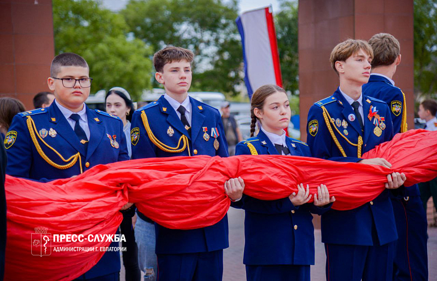 В Евпатории развернули самое большое в мире Знамя Победы