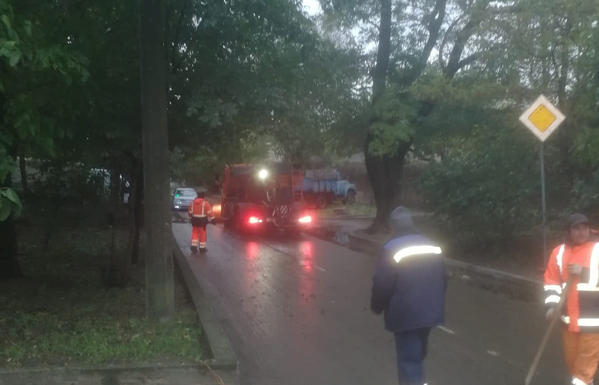Коммунальщики вывезли 5 кубометров мусора из ливневки на ул. В. Коробкова
