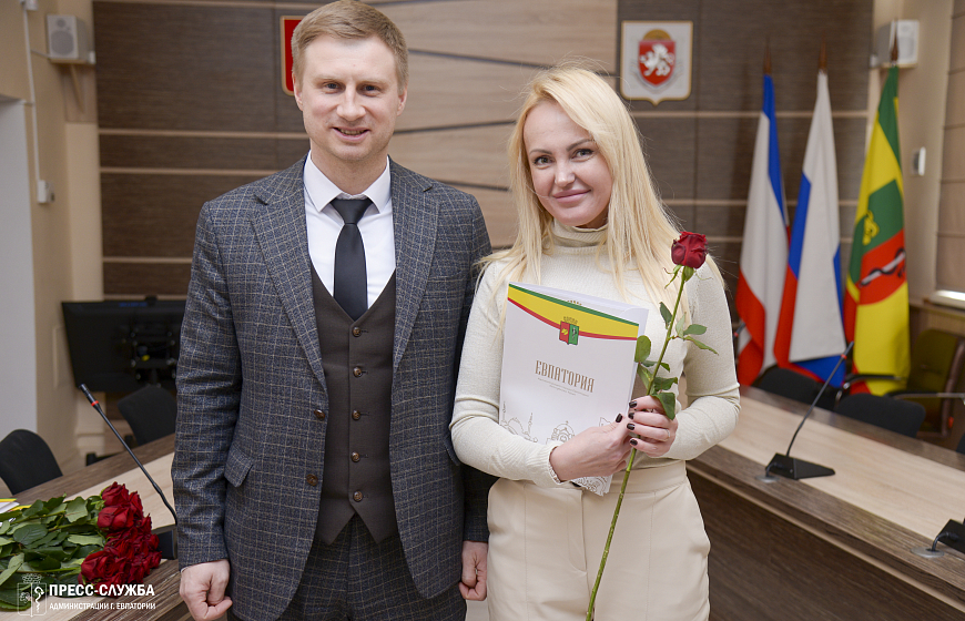 В Евпатории наградили участников конкурса на лучшее новогоднее оформление фасадов и витрин