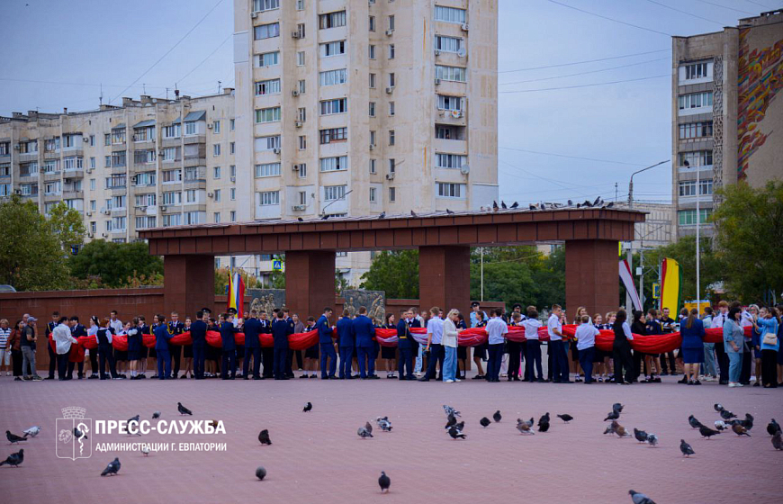 В Евпатории развернули самое большое в мире Знамя Победы