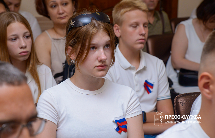 Накануне Дня России юные евпаторийцы получили паспорта