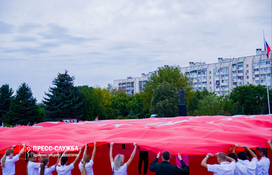 В Евпатории развернули самое большое в мире Знамя Победы