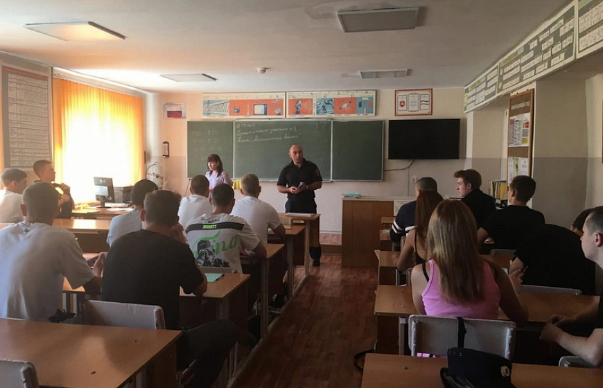 В Евпатории полицейские проводят профагитационную работу в учебных заведениях и транспортных предприятиях города