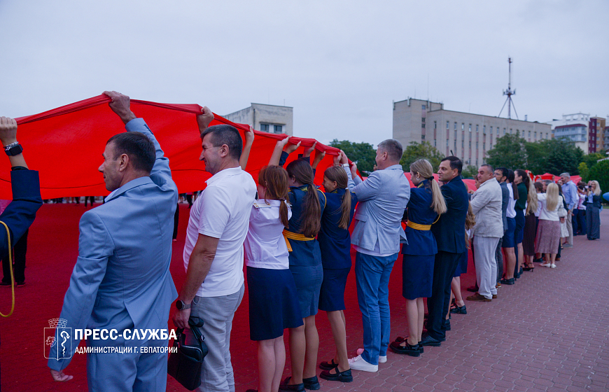 В Евпатории развернули самое большое в мире Знамя Победы