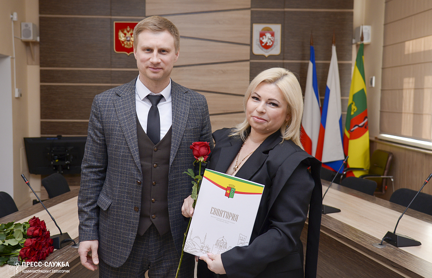 В Евпатории наградили участников конкурса на лучшее новогоднее оформление фасадов и витрин