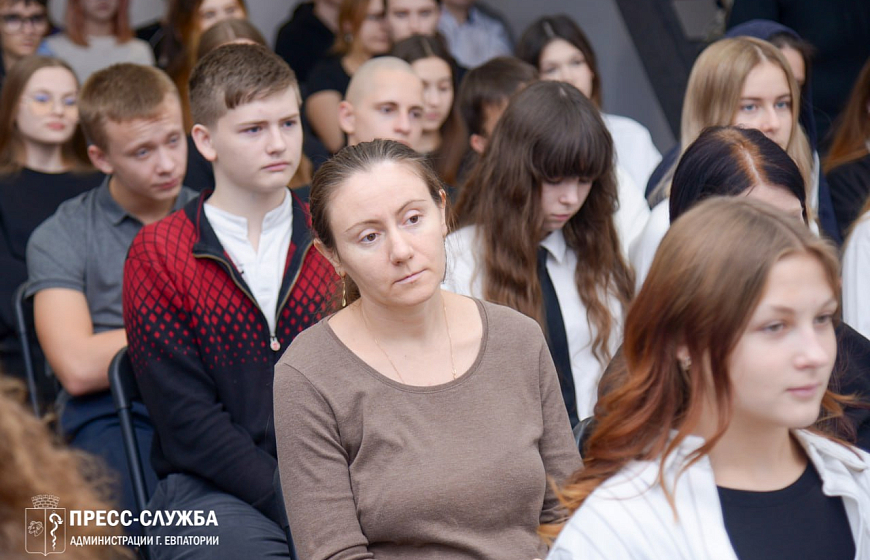 О спецоперации — из первых уст: в Евпатории состоялась встреча участника СВО с молодежью