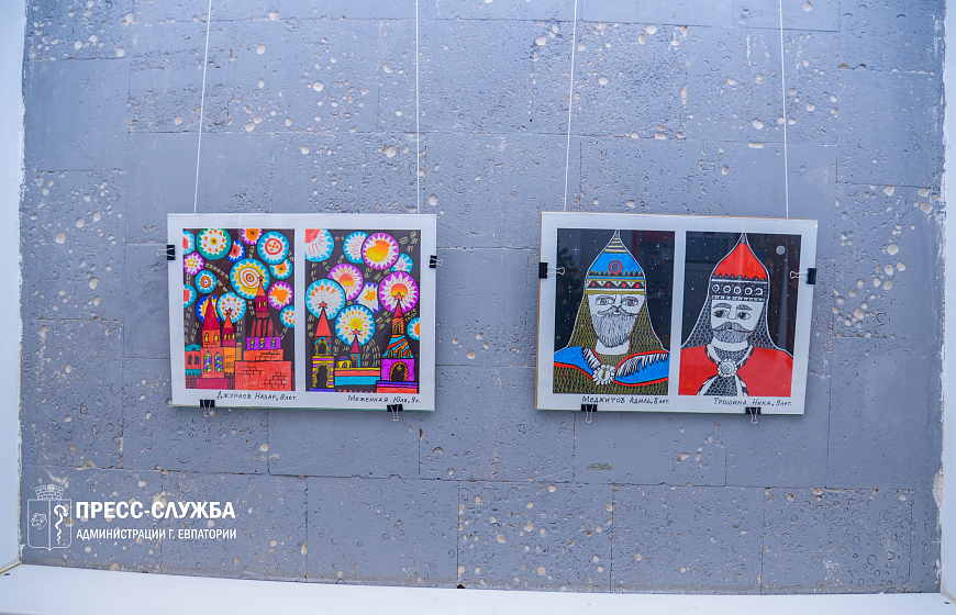 В Евпатории открылась выставка детских рисунков «В гостях у Деда Мороза»
