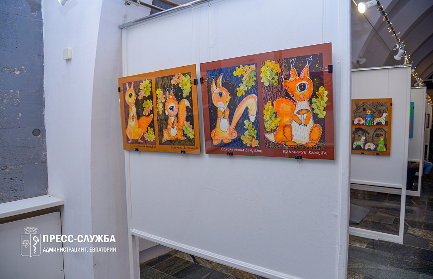В Евпатории открылась выставка детских рисунков «В гостях у Деда Мороза»