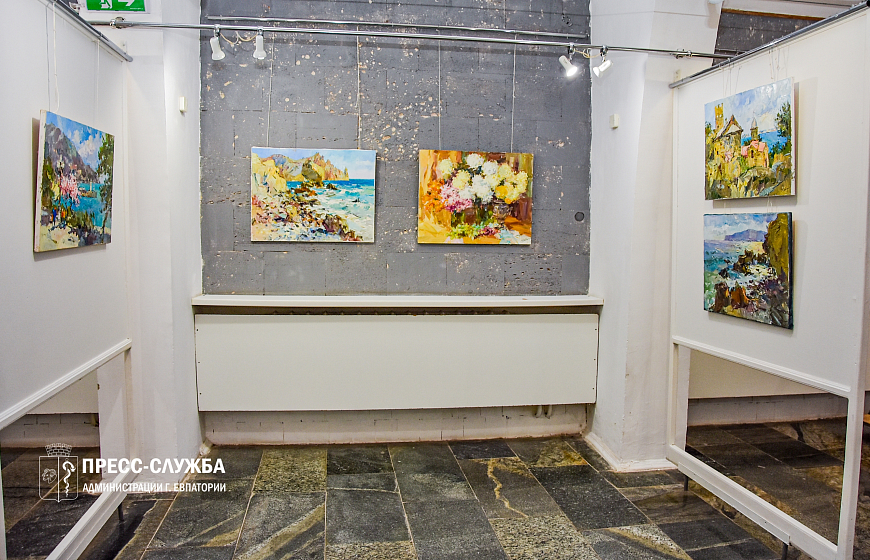 В Крымском ТЮЗе проходит выставка евпаторийских художников