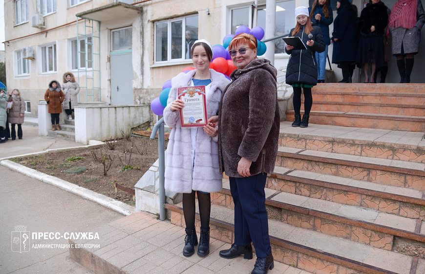 Эммилия Леонова поздравила евпаторийских студентов с праздником