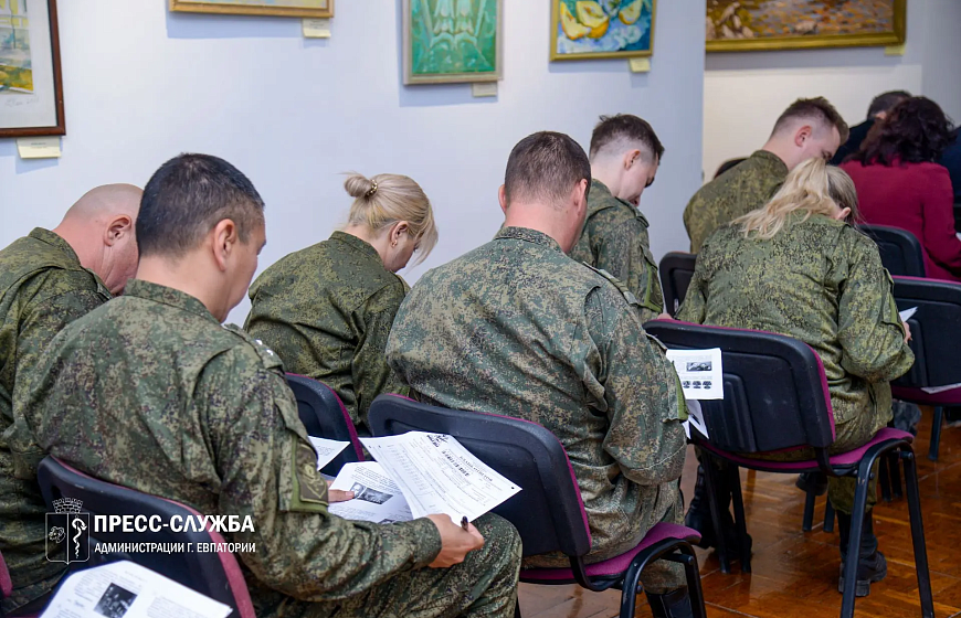 Евпаторийцы написали «Диктант Победы»