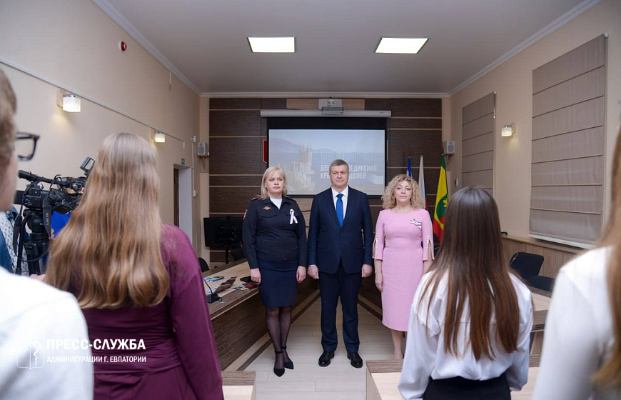 Юные евпаторийцы получили свои первые паспорта   