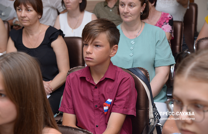 Накануне Дня России юные евпаторийцы получили паспорта