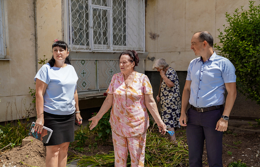 Елена Демидова проверила ход благоустройства дворов по федеральной программе