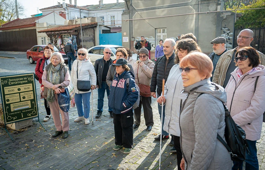 В Евпатории провели первую экскурсию для незрячих и слабовидящих людей